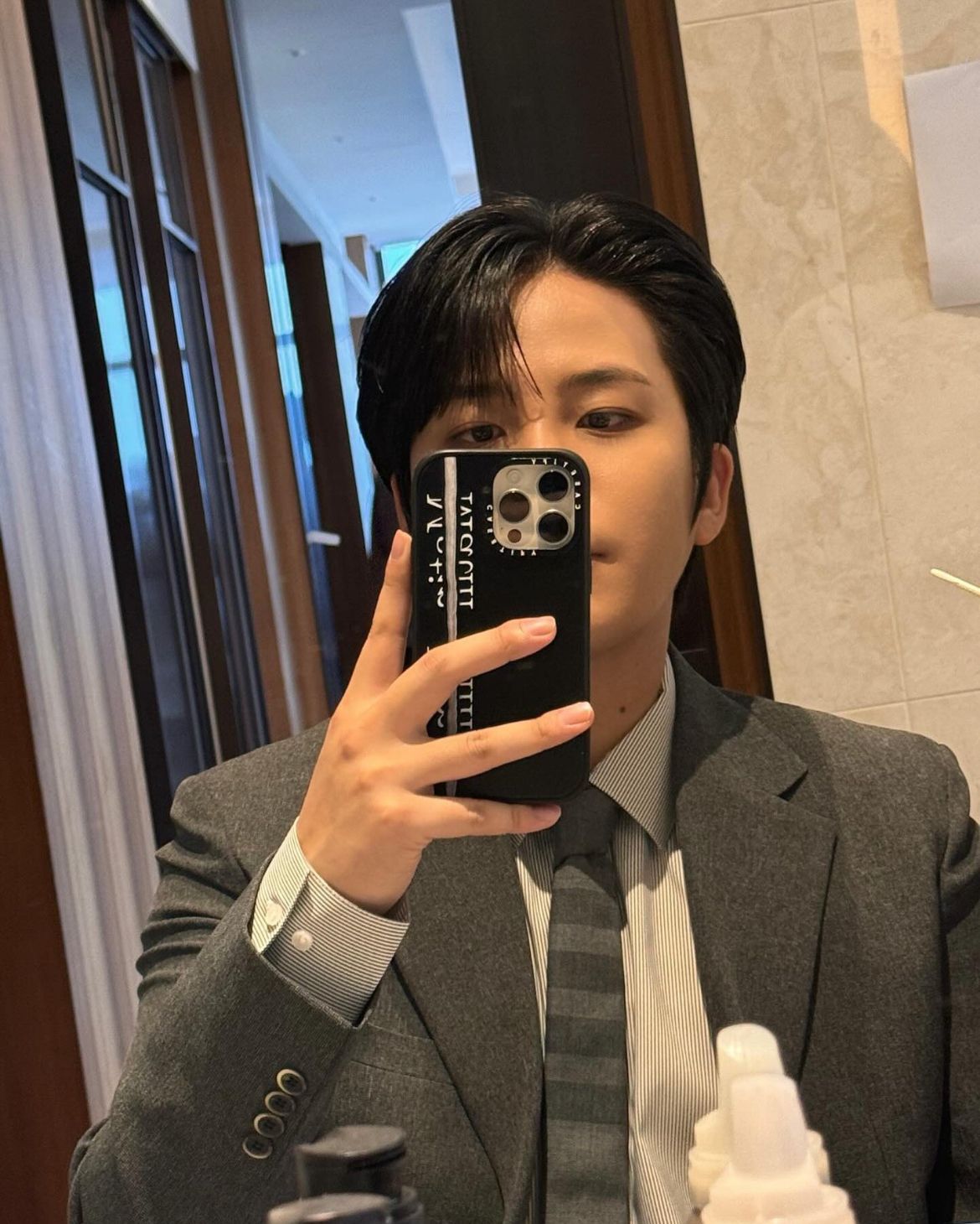 Đứng nghiêng 45 độ, thần thái 100 điểm