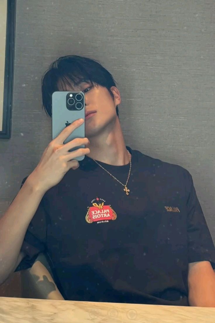 Cách chụp hình trước gương nam