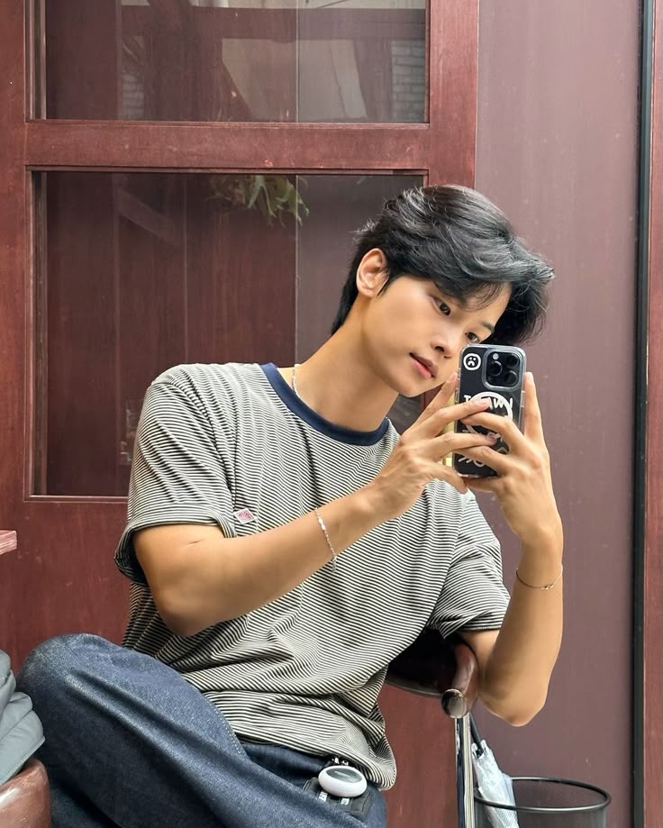 Đầu hơi cúi, mood hơi ngầu