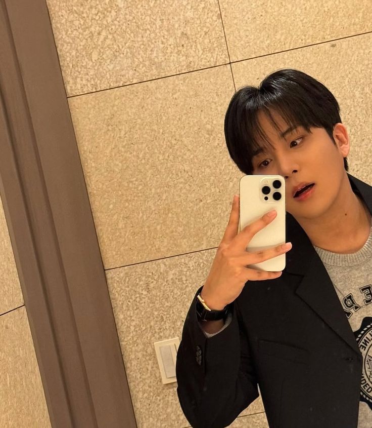 Đằng sau tấm gương là một người đang học cách yêu bản thân