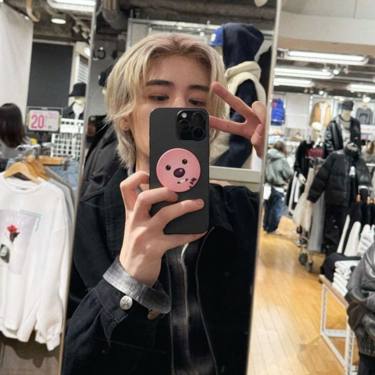 Cửa sổ đằng sau, gương trước mặt