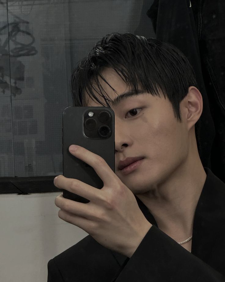 Dáng đứng thẳng, ánh nhìn cong