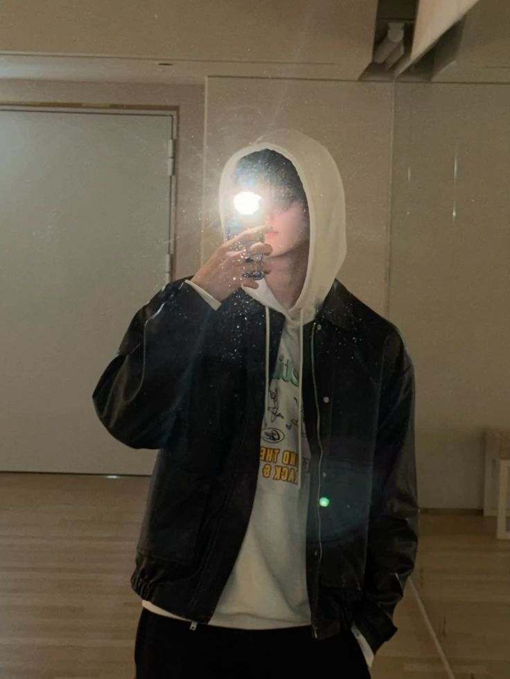 Dáng đứng không cố tình nhưng lại hợp khung ảnh