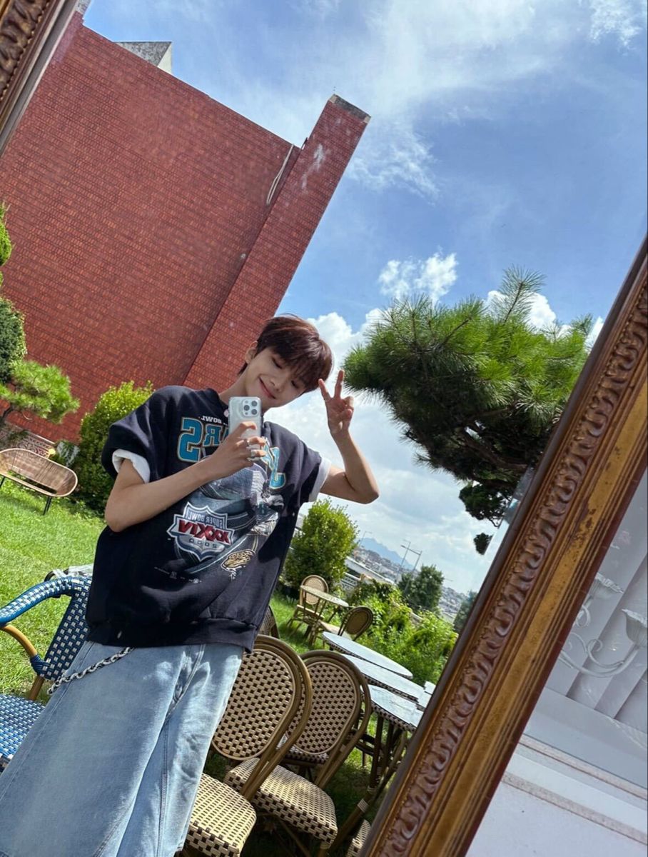 Có cái gương thôi mà nhìn mãi không chán