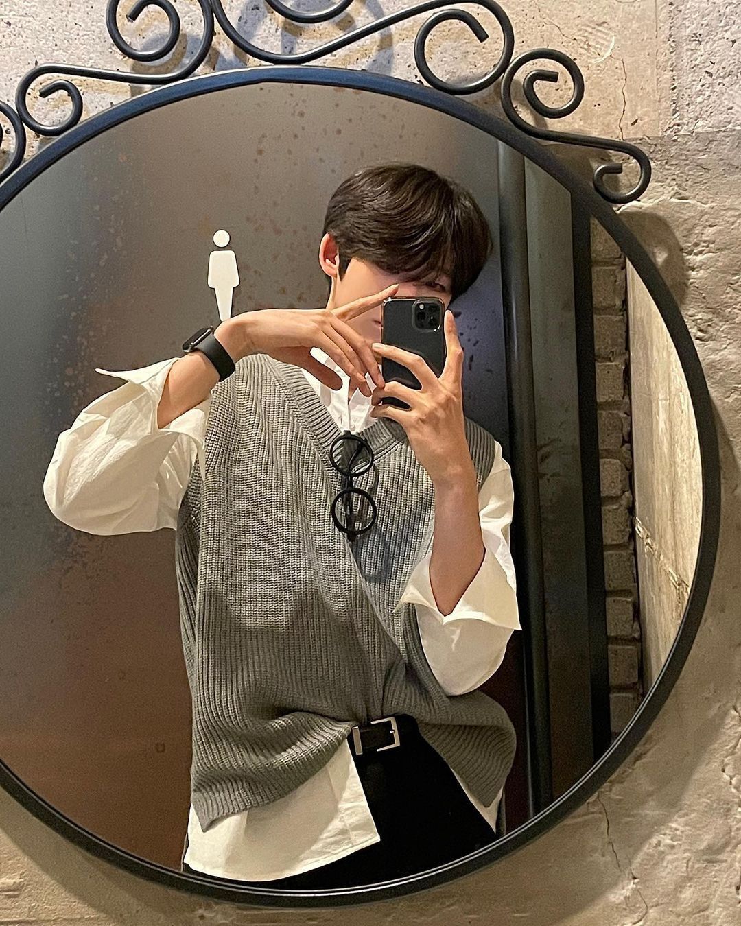 Chụp ảnh trước gương cho nam