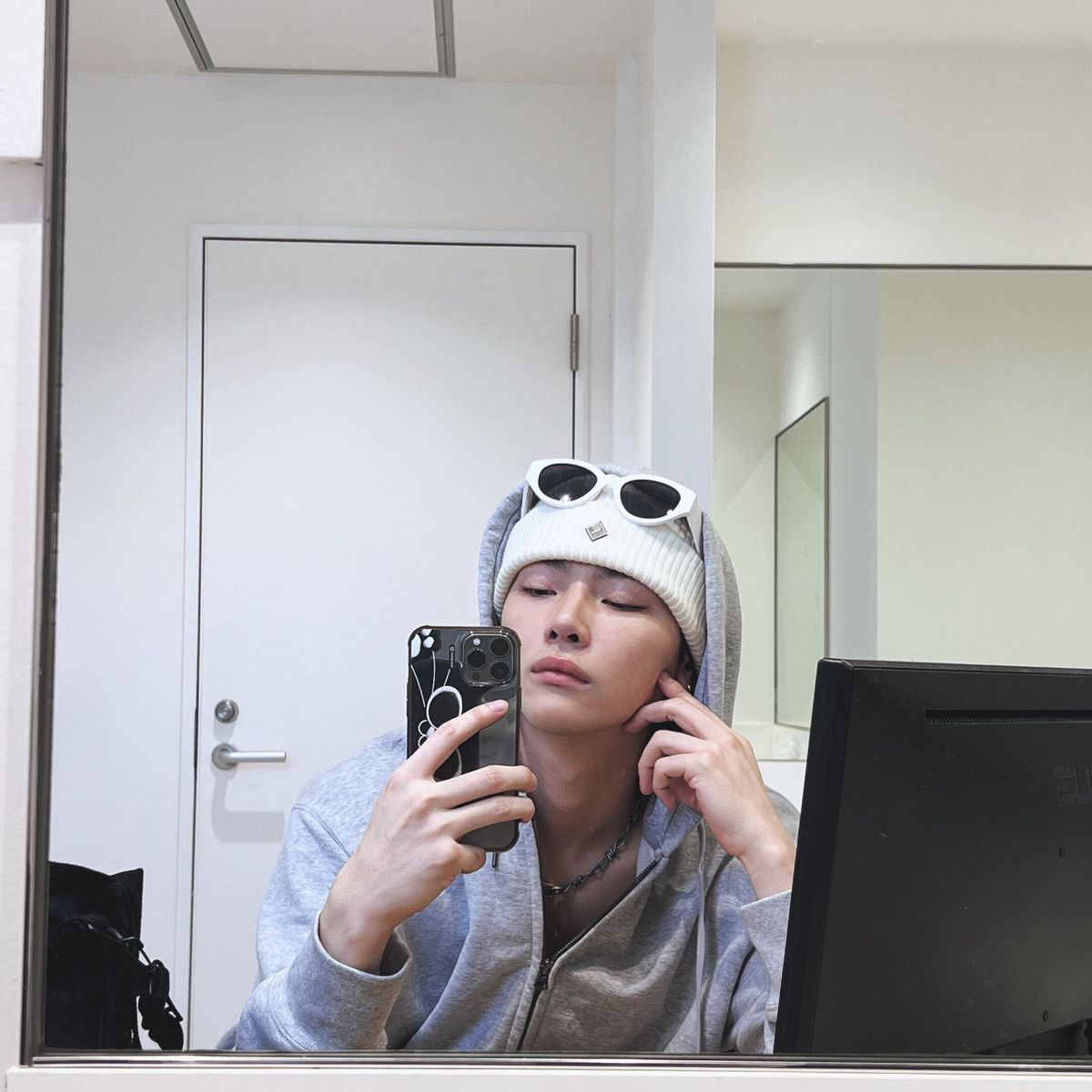 Ánh sáng trong gương đôi lúc còn thật hơn cả ngoài đời