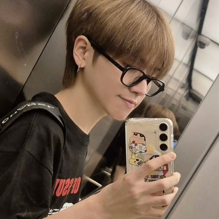 Trước gương, chẳng cần tạo dáng cũng đẹp trai