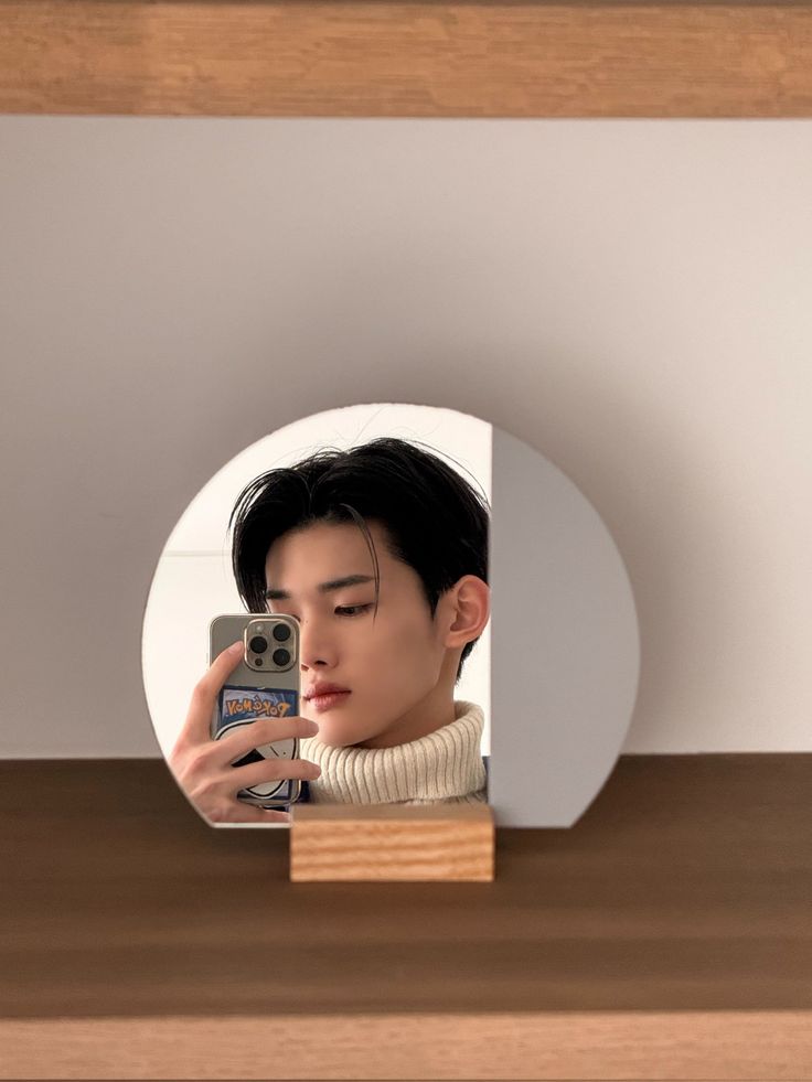 Ánh mắt nhìn xa xăm nhưng chỉ ngắm mỗi mình