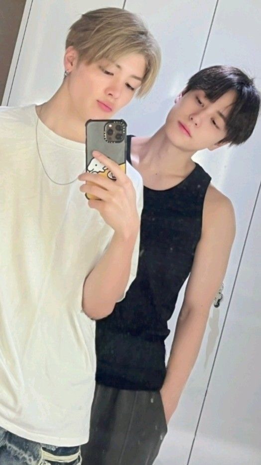 Ánh nhìn qua gương như lời tự sự không thành tiếng