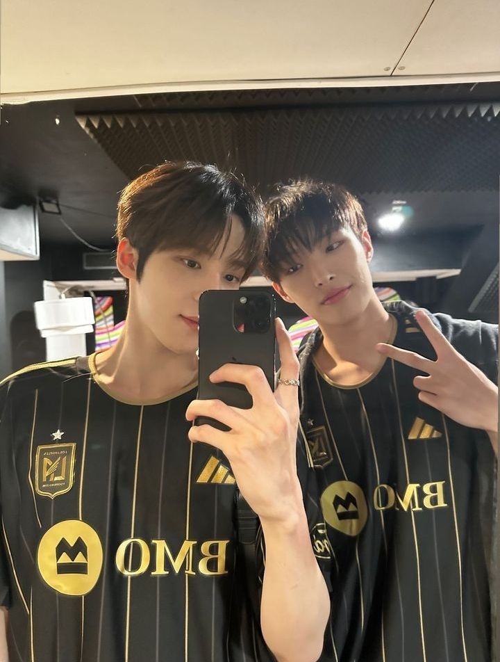 Ánh đèn vàng, áo hoodie và góc gương cũ kỹ