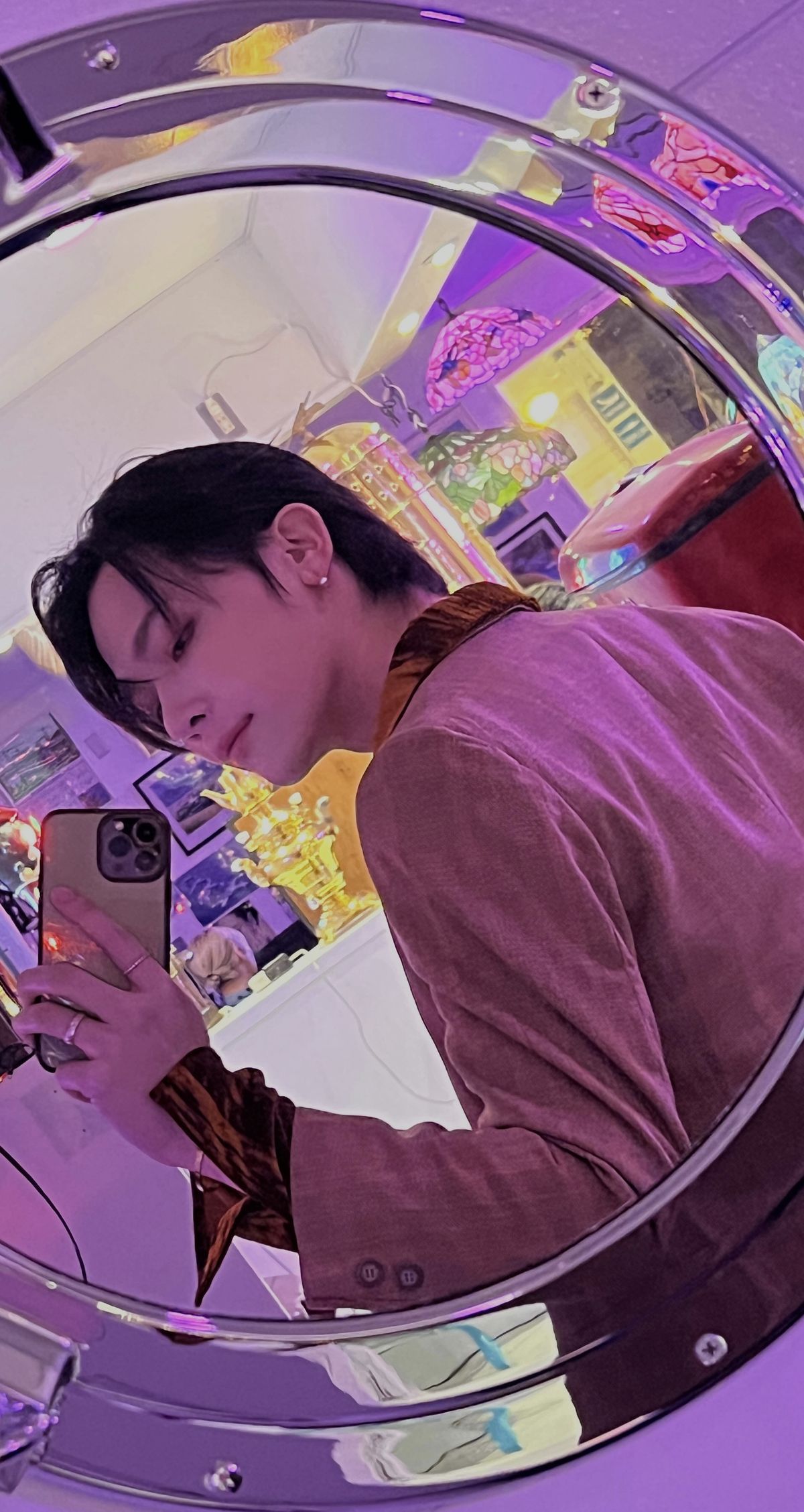 Trước gương là tĩnh, trong ảnh là động