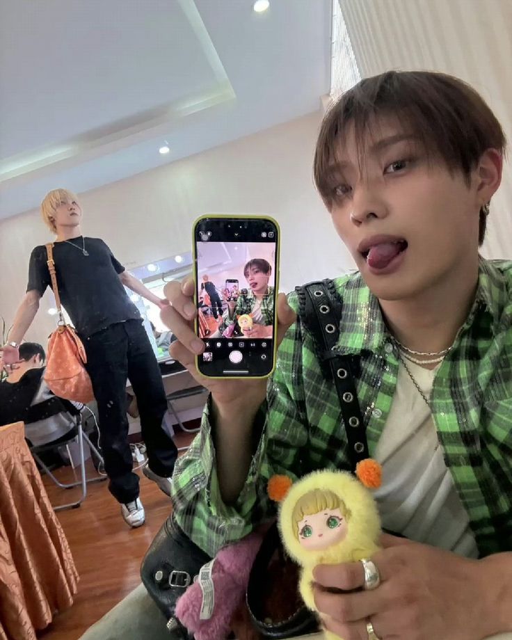 Tạo dáng trước gương, không phải khoe mà là nghệ thuật