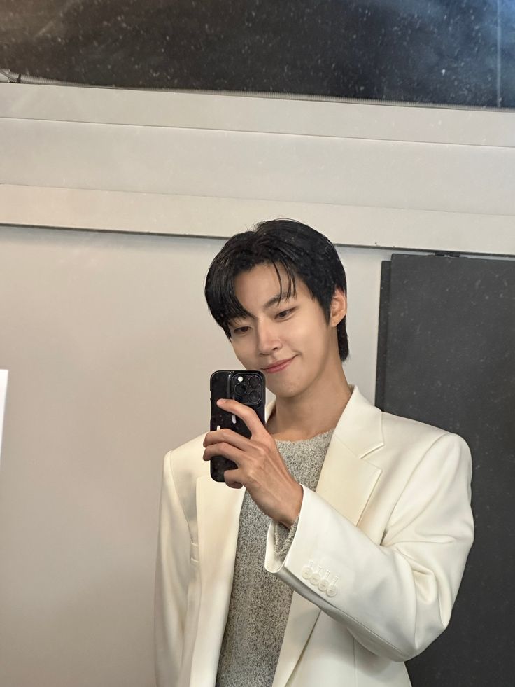 Tạo dáng đơn giản, thần thái phức tạp