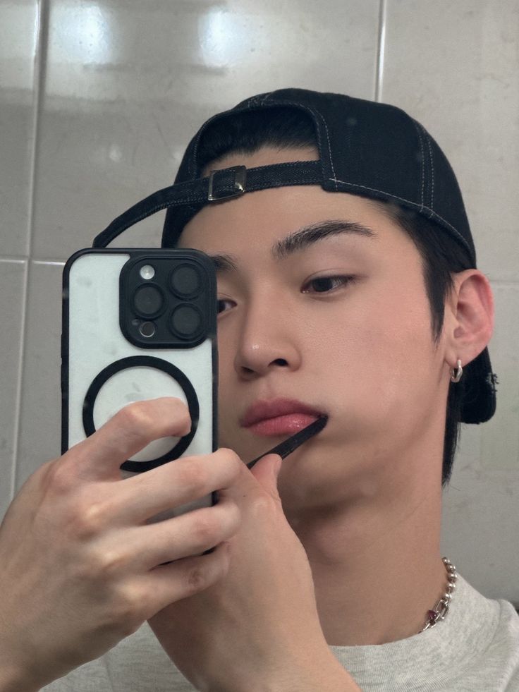 Tạo dáng nhẹ, nhưng khiến gương nóng lên