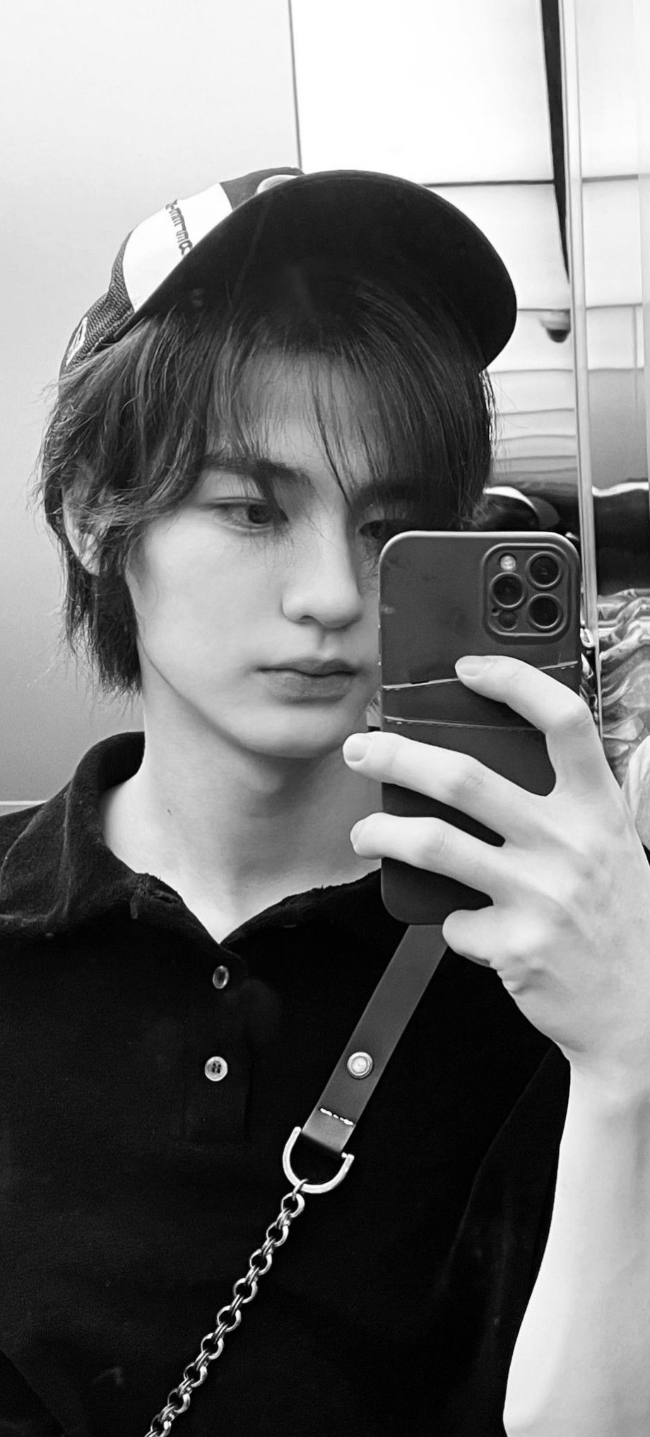 Đèn sáng, áo đơn, tâm thế cực ngầu