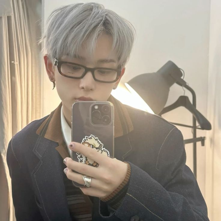 Tạo dáng làm gì khi đã đủ cuốn hút trong ánh nhìn