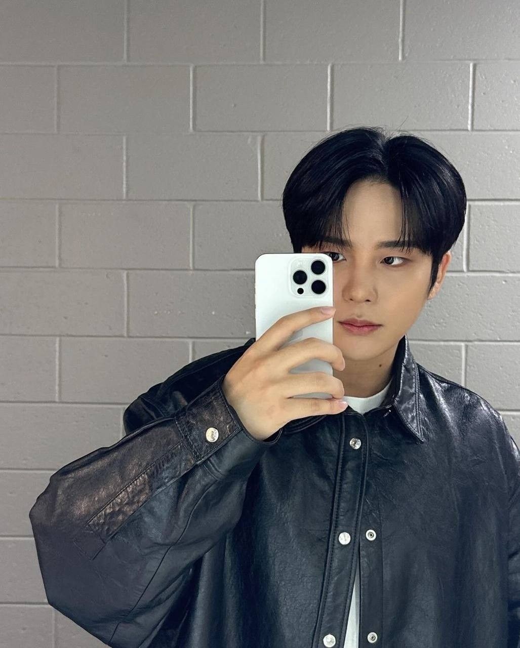 Phong cách giản dị nhưng hơi nghiêng về điện ảnh