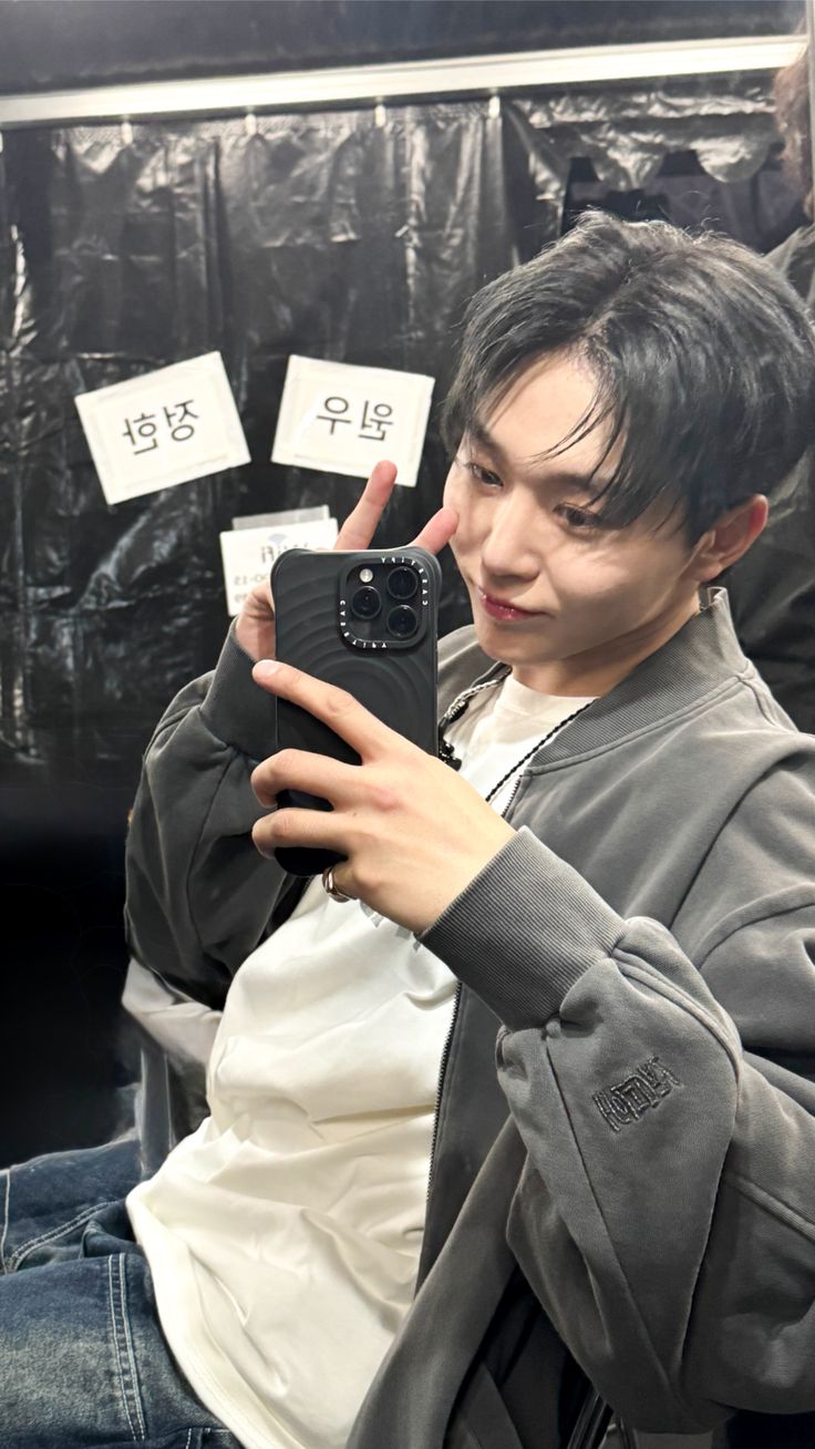 Đèn vàng, gương cũ, dáng mới