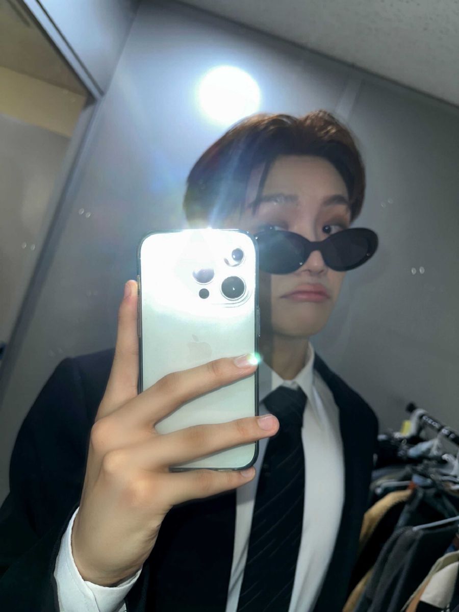 Ngắm mình trước gương như cách đời soi lại