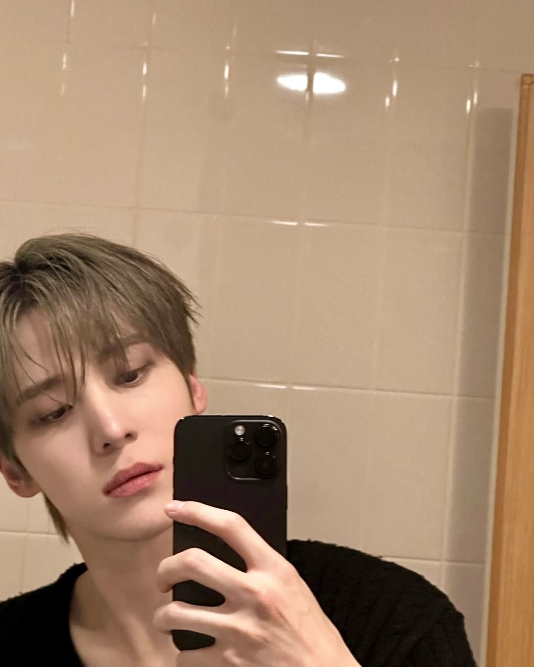 Nét mặt nghiêm túc và bộ đồ ngủ ngẫu nhiên