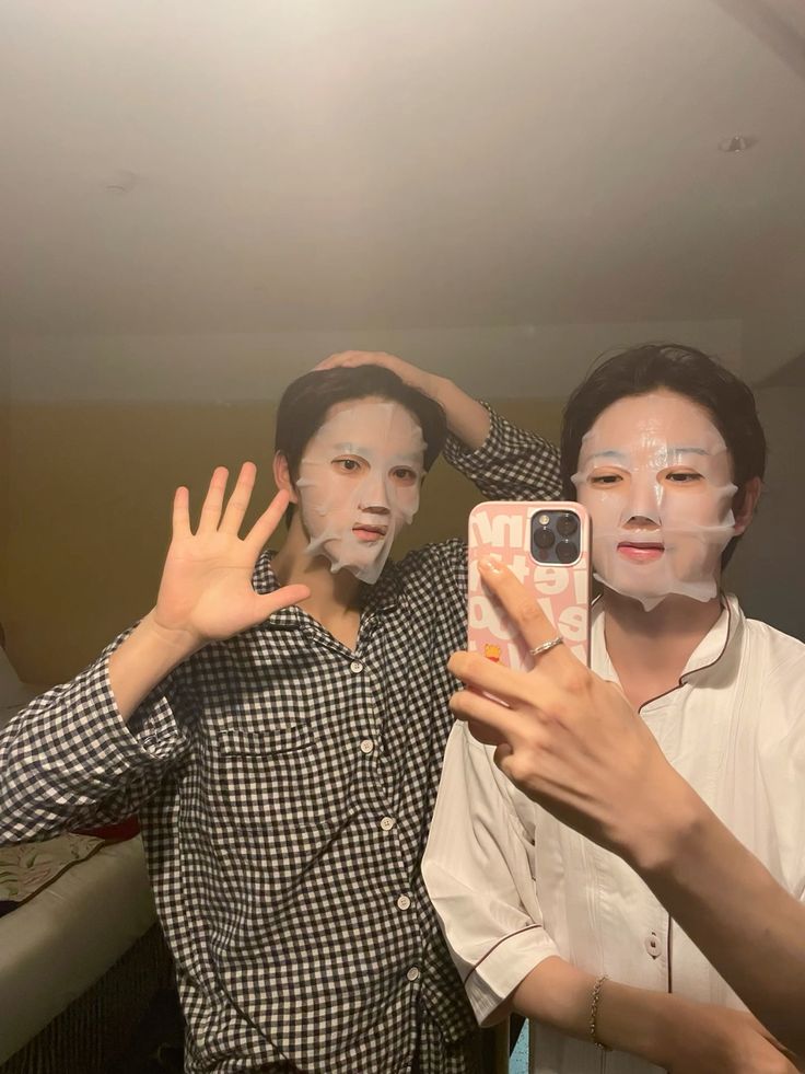 Một mình trong phòng, gương là đồng minh im lặng