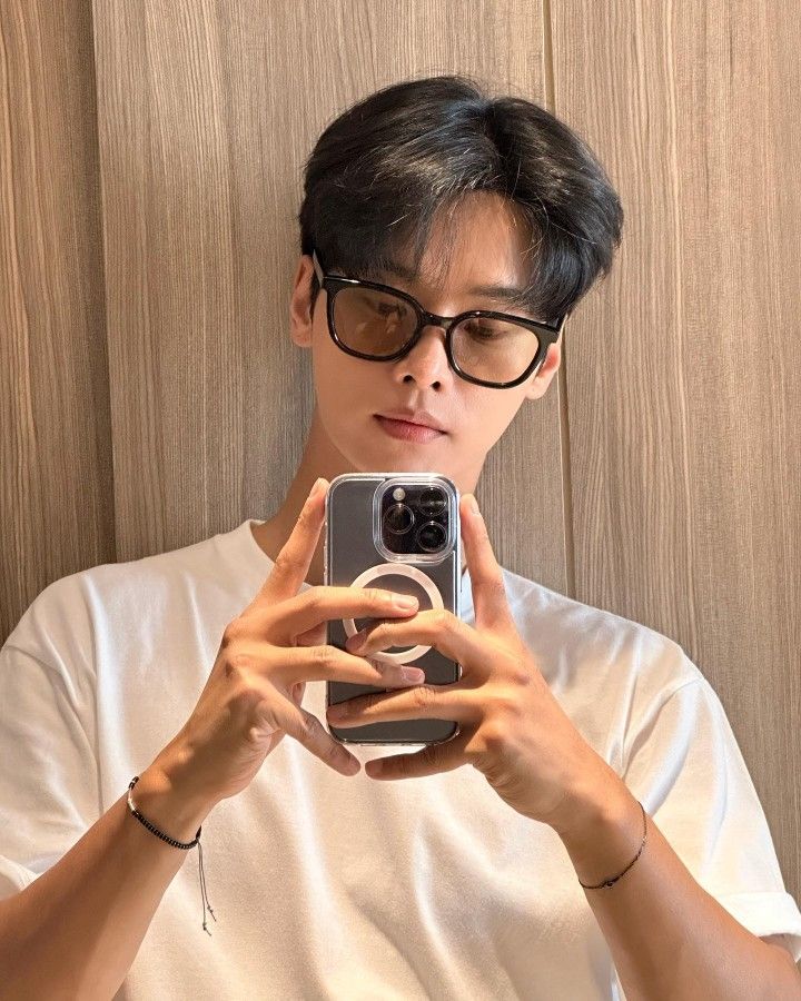 Một tay che nắng, một tay giữ phong độ