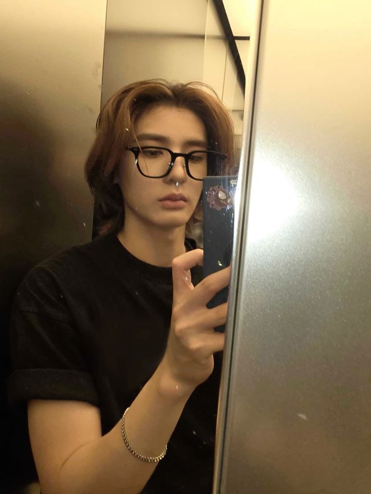 Đôi mắt không cần lộ, dáng vẫn đủ làm người ta dừng lại