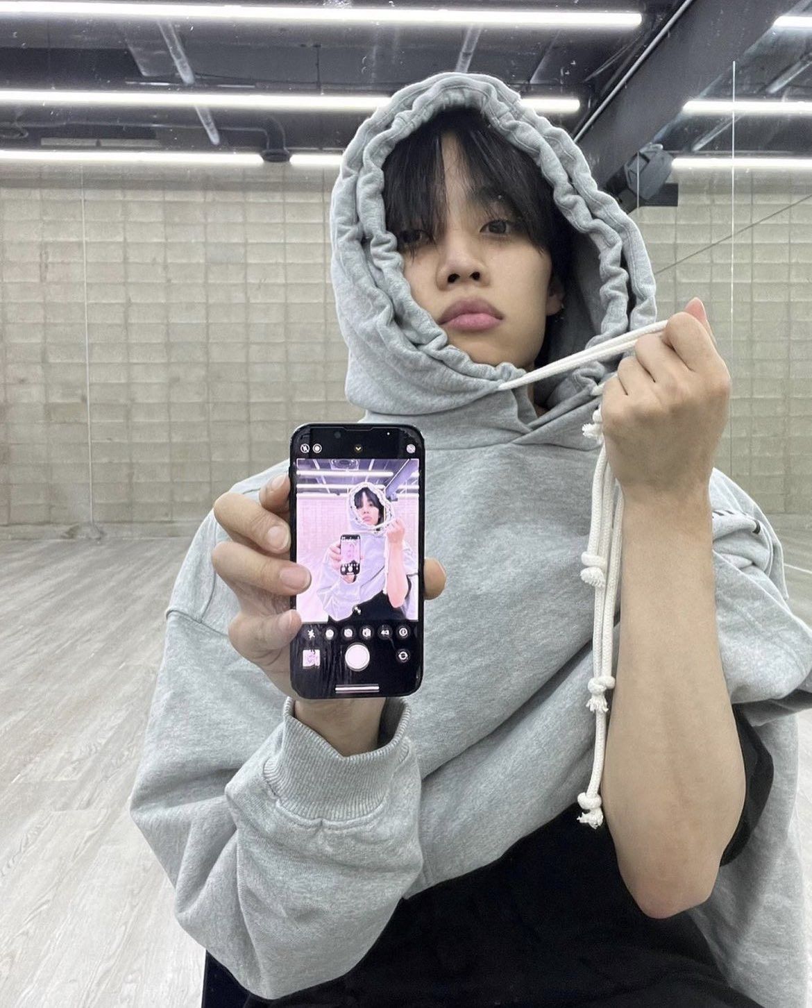 Tip chụp ảnh trước gương cho nam