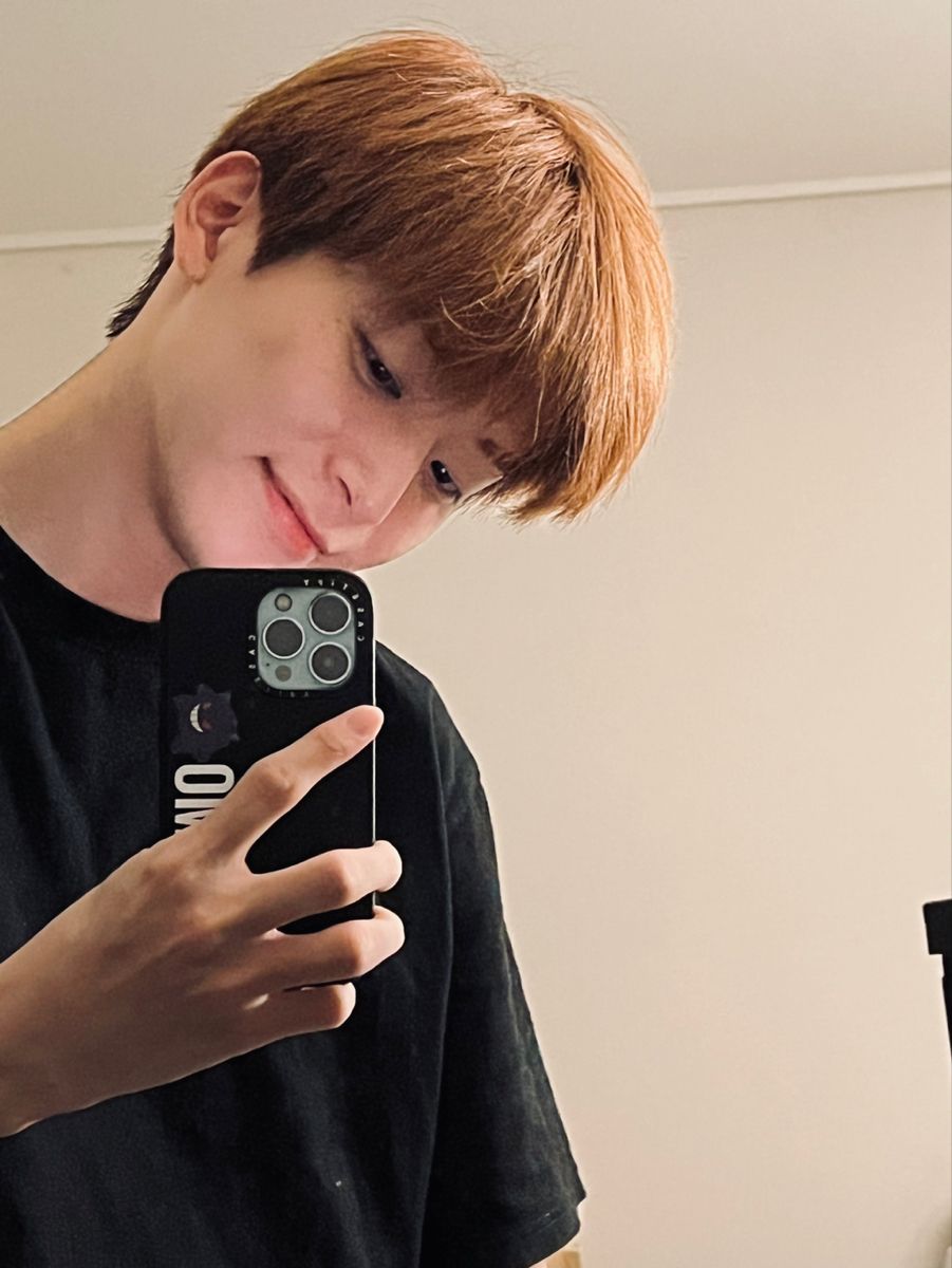 Không cần đạo cụ, chỉ cần anh và gương