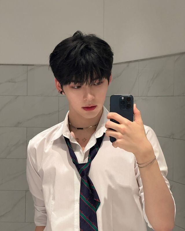 Giơ điện thoại, quên cả thời gian