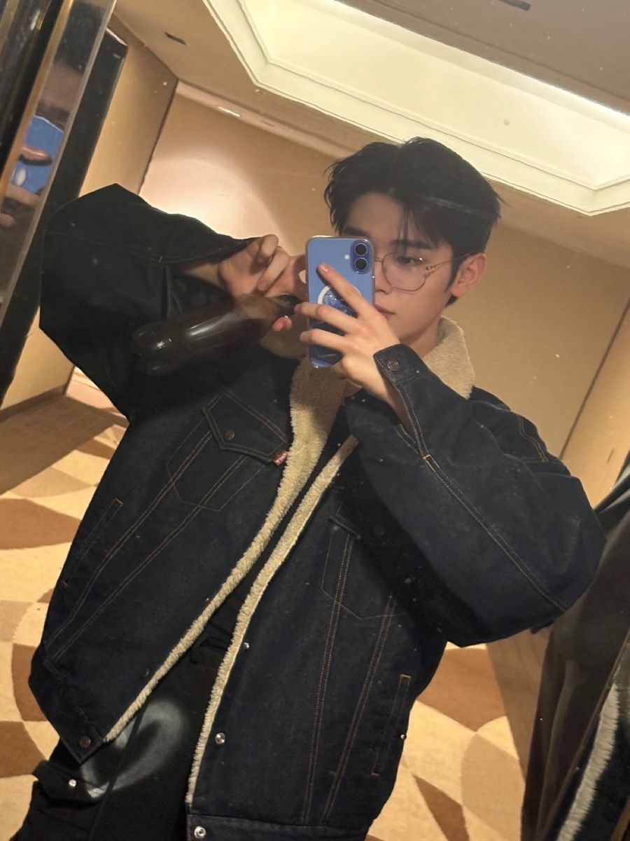 Góc cằm sắc, ánh sáng đủ, vibe ngầu