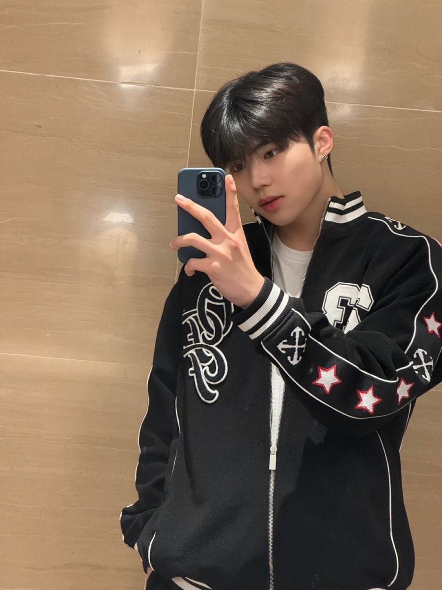 Gương không cần lau, chỉ cần tạo dáng