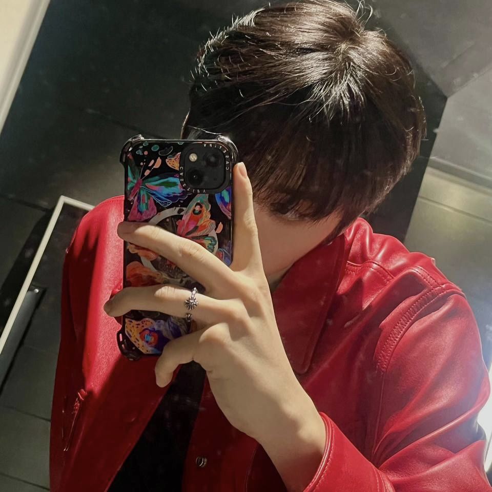 Gương là bạn, pose là nghề