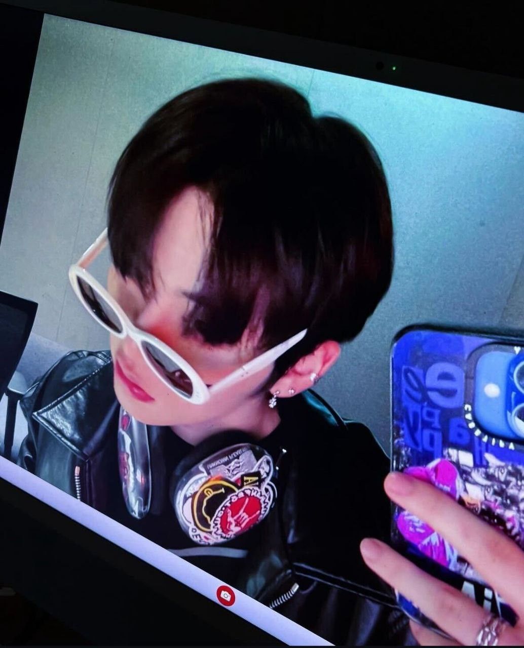 Tóc rối nhẹ, áo sơ mi, ánh sáng vàng