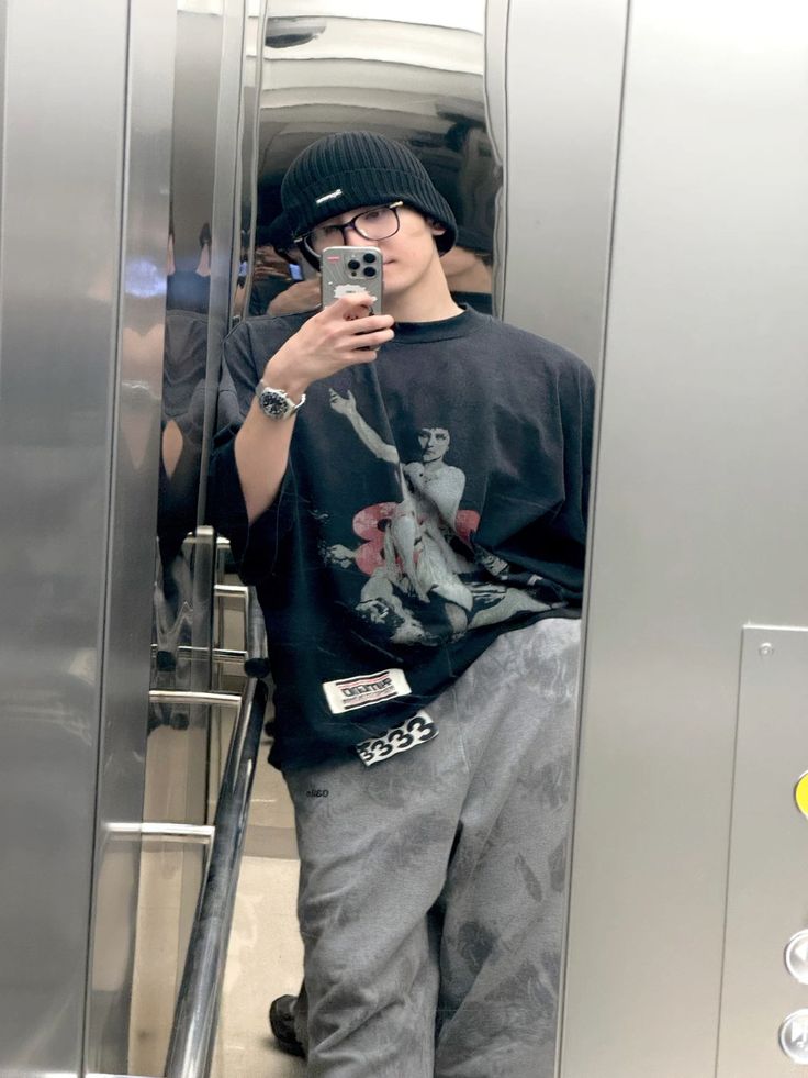 Một tay cầm điện thoại, một đời giữ phong cách