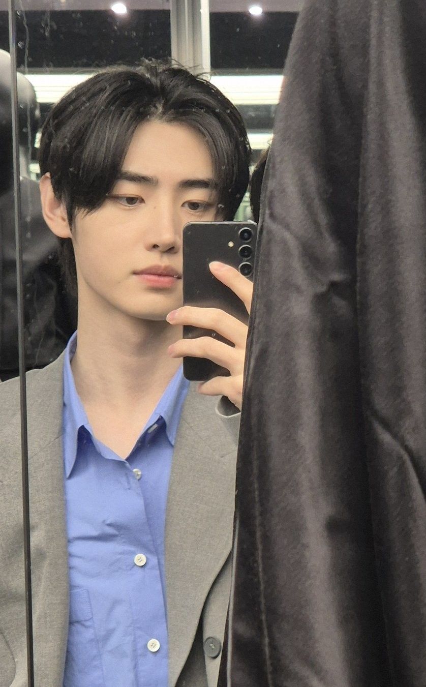 Tạo dáng chụp ảnh trước gương nam