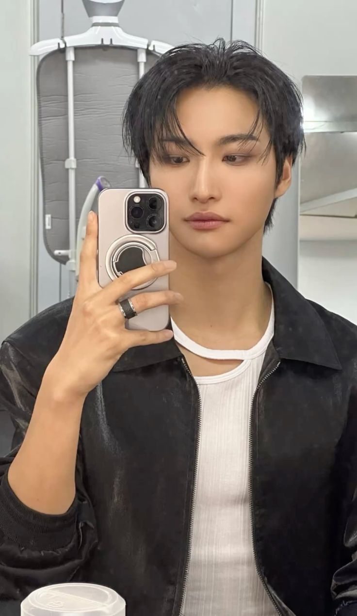 Gương phản chiếu ánh sáng, còn ảnh phản chiếu cảm xúc