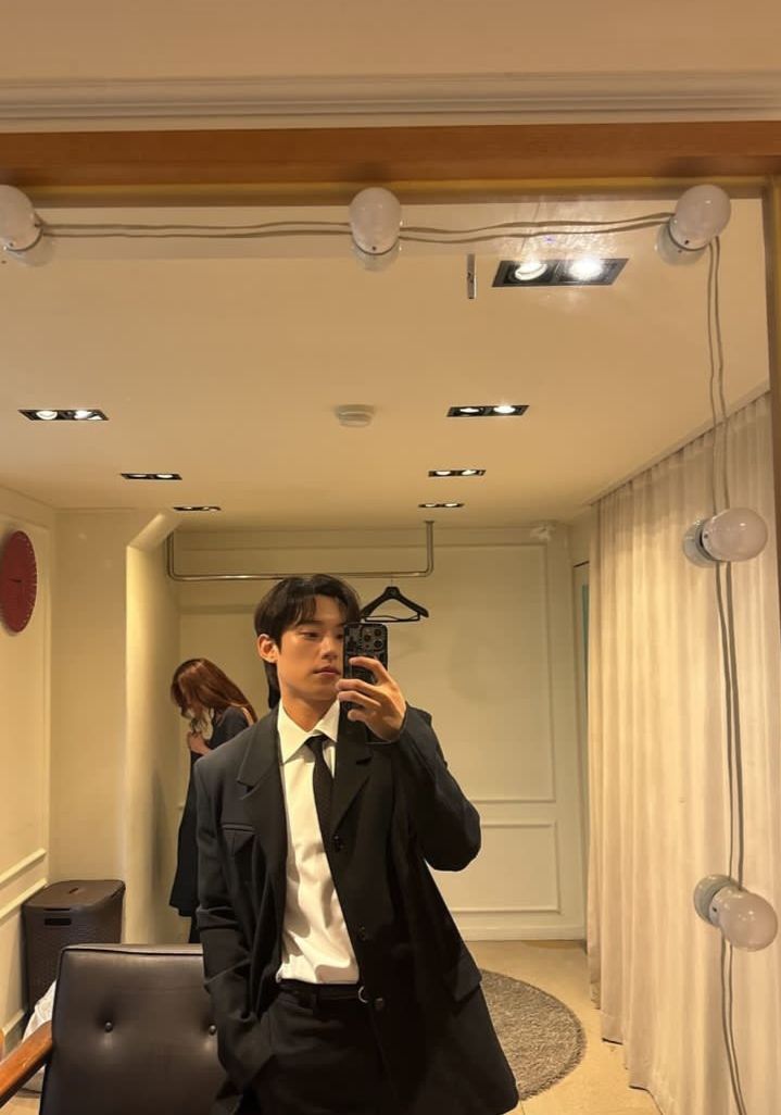 Gương trước mặt, điện thoại trong tay