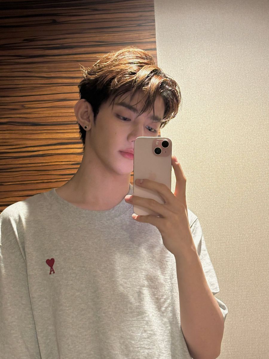 Áo đen, mặt lạnh, tạo dáng bất cần