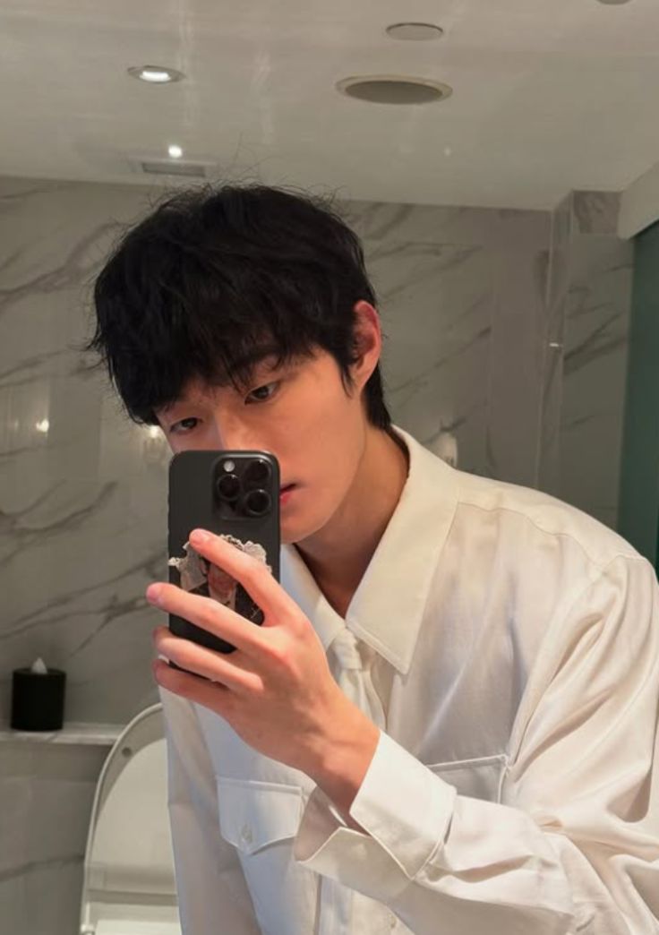 Gương lặng lẽ lưu giữ dáng hình tạm thời