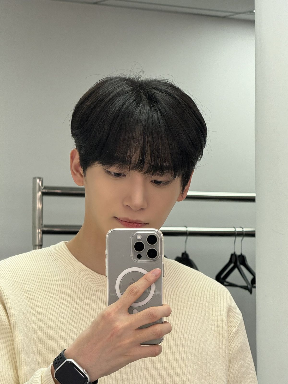 Gương là nơi định hình vibes của hôm nay