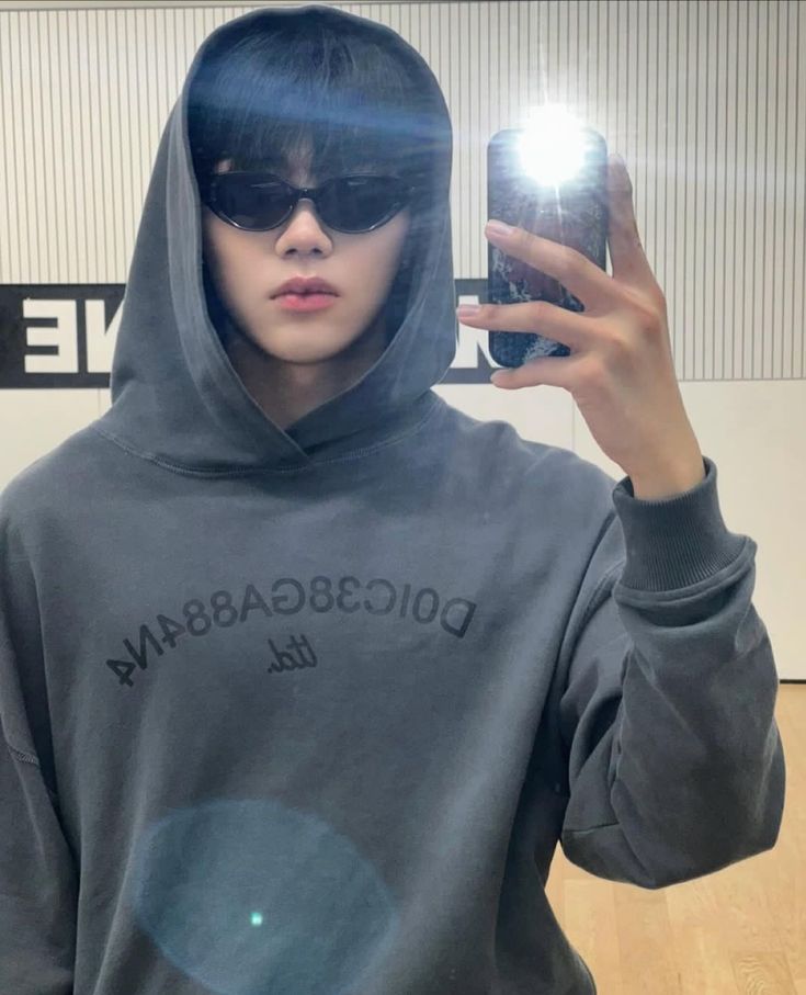 Áo hoodie, ánh đèn cam, tay đút túi