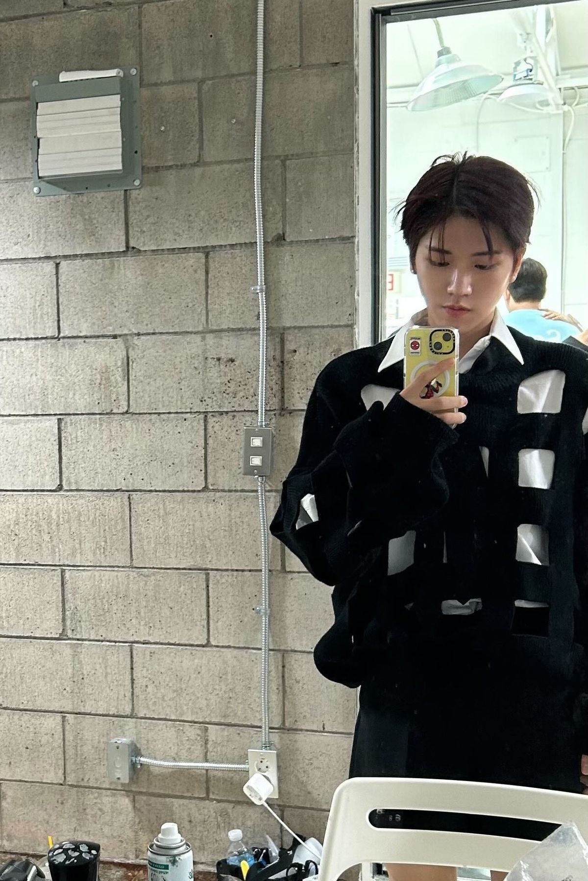 Gương không phản chiếu hết sự lười của gã này