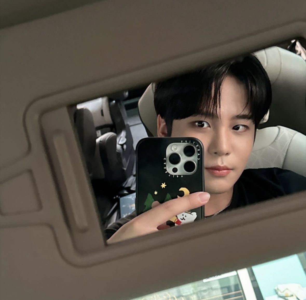 Gương chỉ là cái cớ, ánh nhìn mới là spotlight