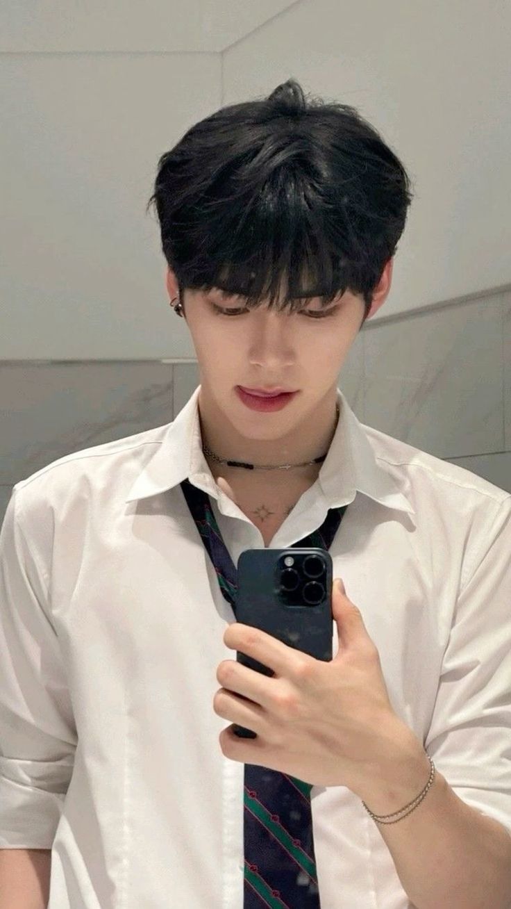 Body không sáu múi, nhưng pose sáu kiểu