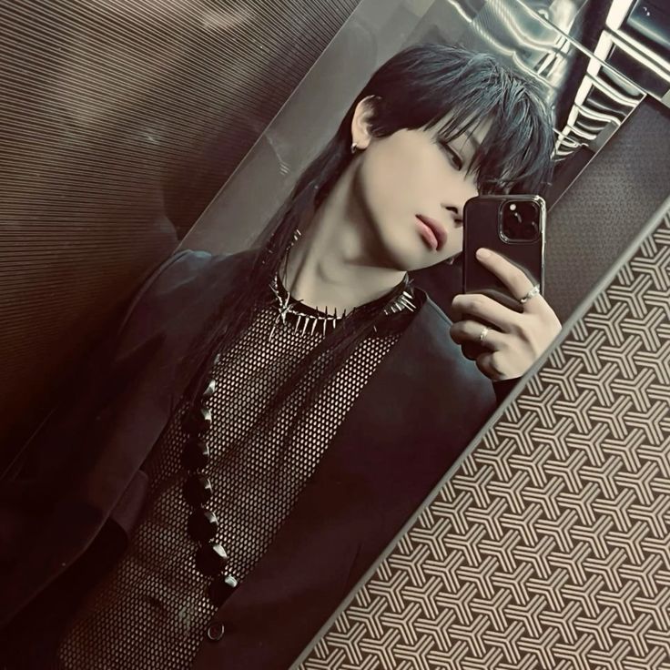 Gu của người chụp ảnh trước gương là biết đủ