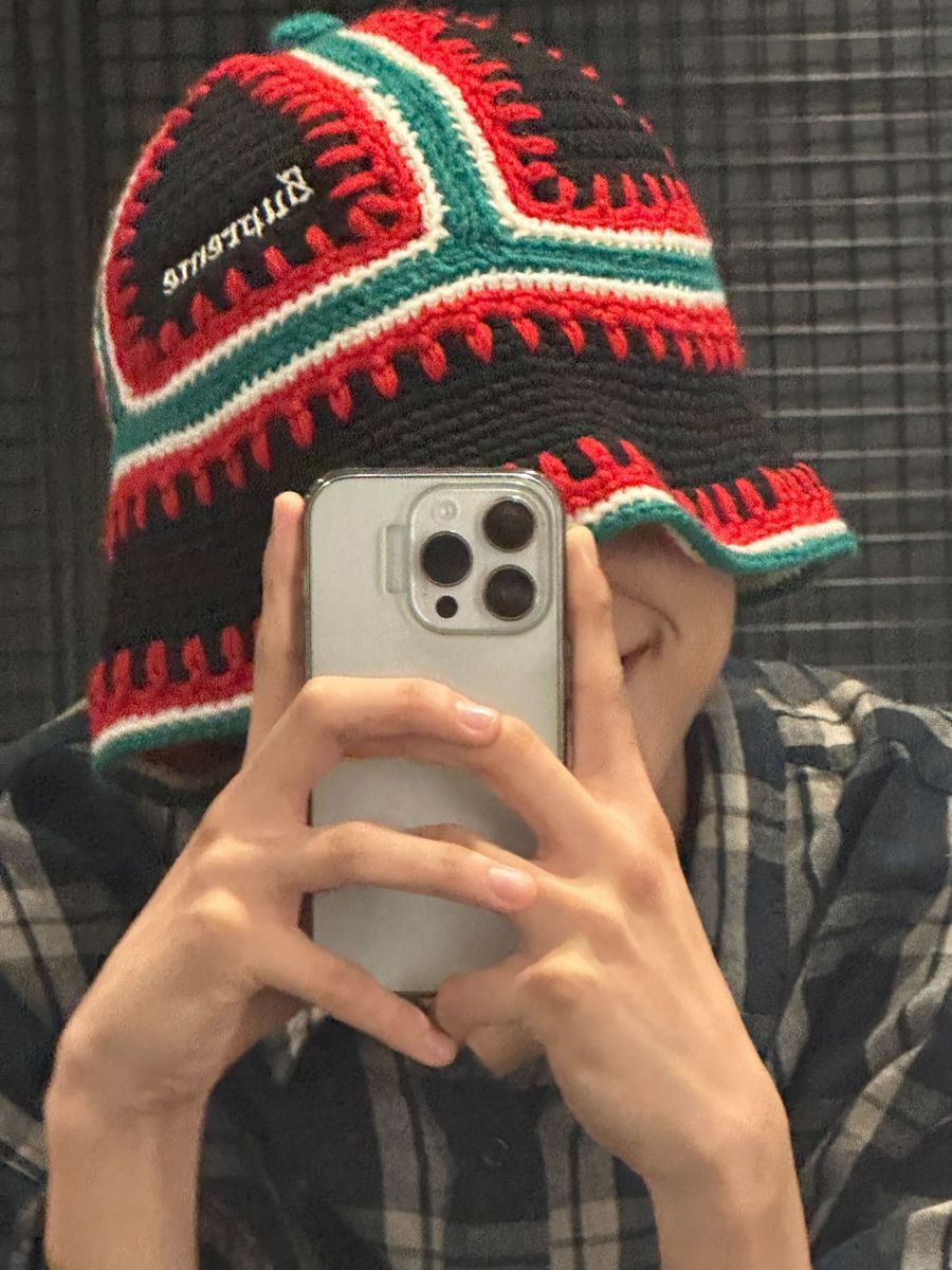 Gió ngoài cửa sổ thổi vào dáng người ngơ ngác