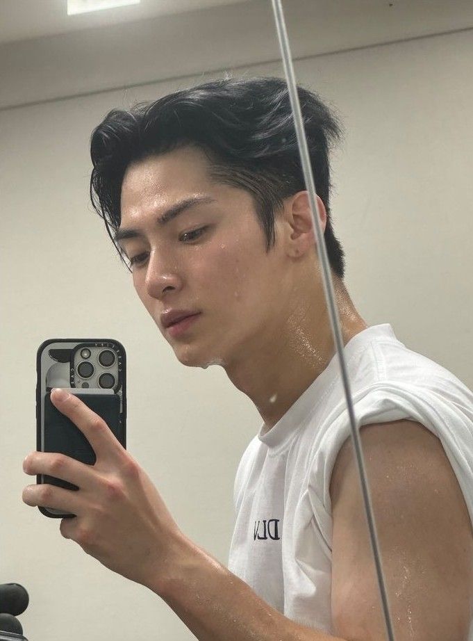 Gió không có trong gương, nhưng tóc vẫn phải bay