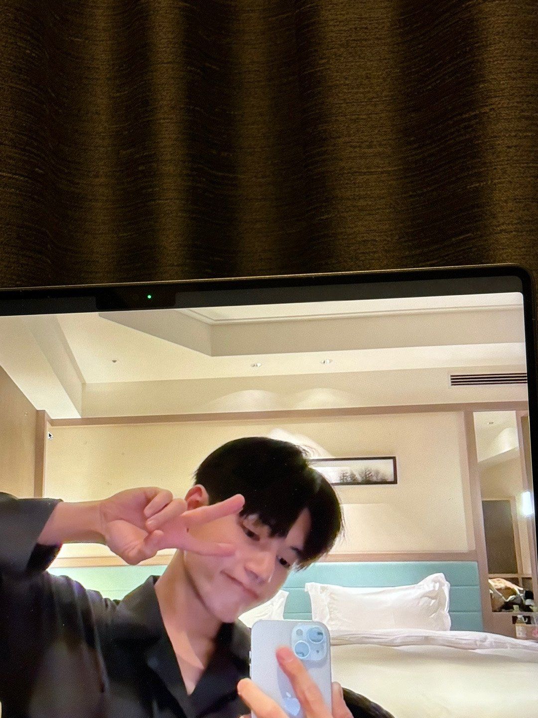 Đứng trước gương không phải để ngắm, mà để sống thật