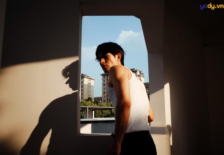 ảnh chụp sau lưng nam buồn